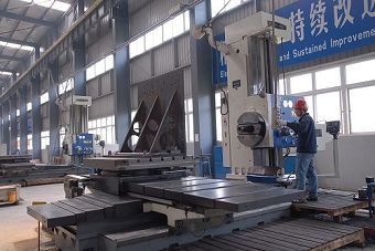 Movable boring and milling machine